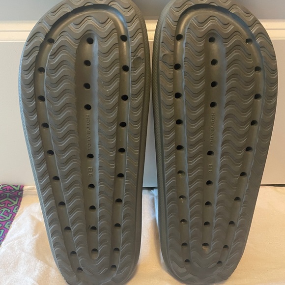 Tory Burch Shower Slide EVA in Leccio Green - Picture 3 of 6